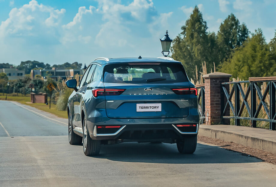 Com tecnologia de ponta e preço salgado, o Ford Territory 2025 se destaca no mercado com funcionalidades inovadoras e crescimento nas vendas.