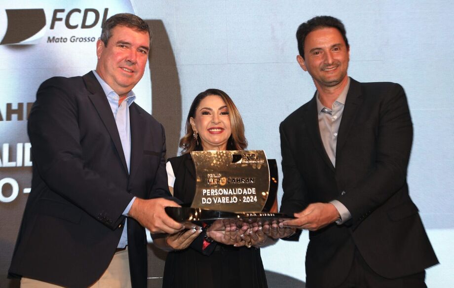 O governador Eduardo Riedel foi ainda homenageado com o Prêmio Personalidade do Varejo Ueze Zahran, em reconhecimento ao seu apoio e sensibilidade às demandas do comércio