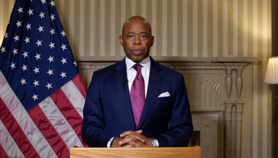 O prefeito de Nova York, Eric Adams, realiza um pronunciamento no escritório da prefeitura da cidade