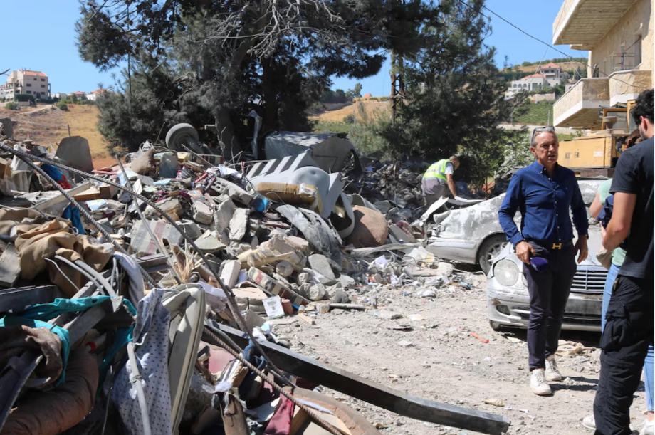 Moradores olham destroços de uma construção no Vale do Bekaa, no Líbano, alvo de um ataque israelense. Segundo familiares, brasileira de 16 anos morreu em um bombardeio na região.
