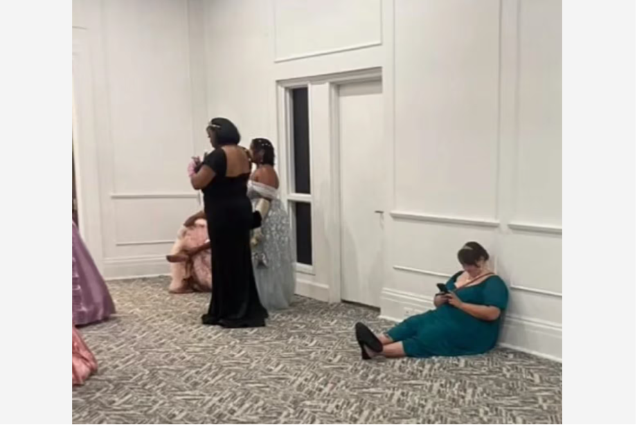 Fãs compareceram a um baile fraudulento de Bridgerton em Detroit, no último dia 22
