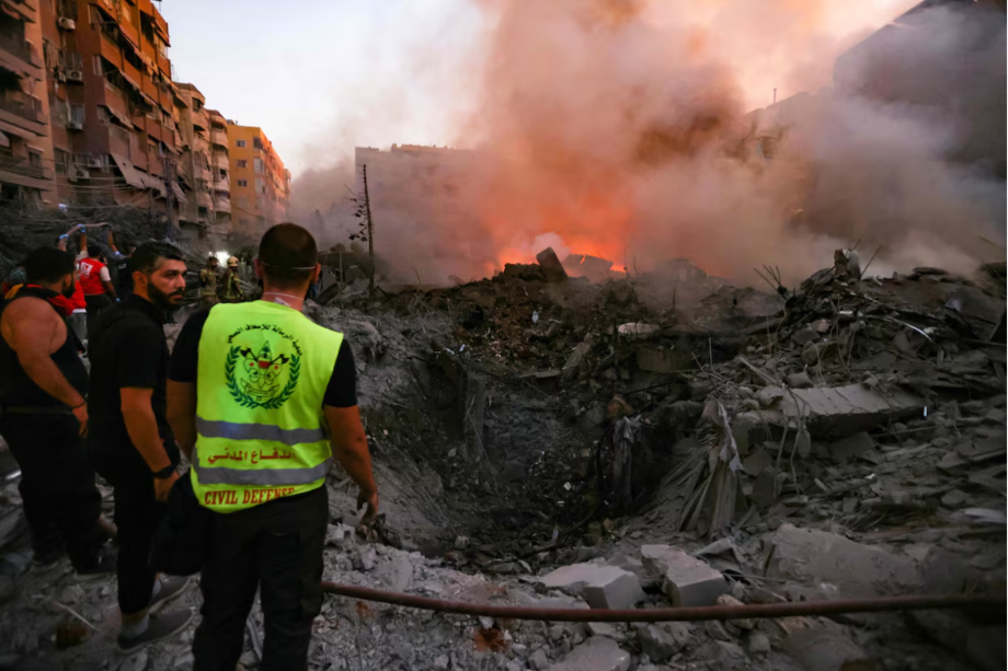 Imagem desta sexta-feira, 27, mostra equipes de resgate próximo a edifício destruído por ataque aéreo israelense em Haret Hreik, nos subúrbios de Beirute. Pelo menos seis edifícios da região foram destruídos