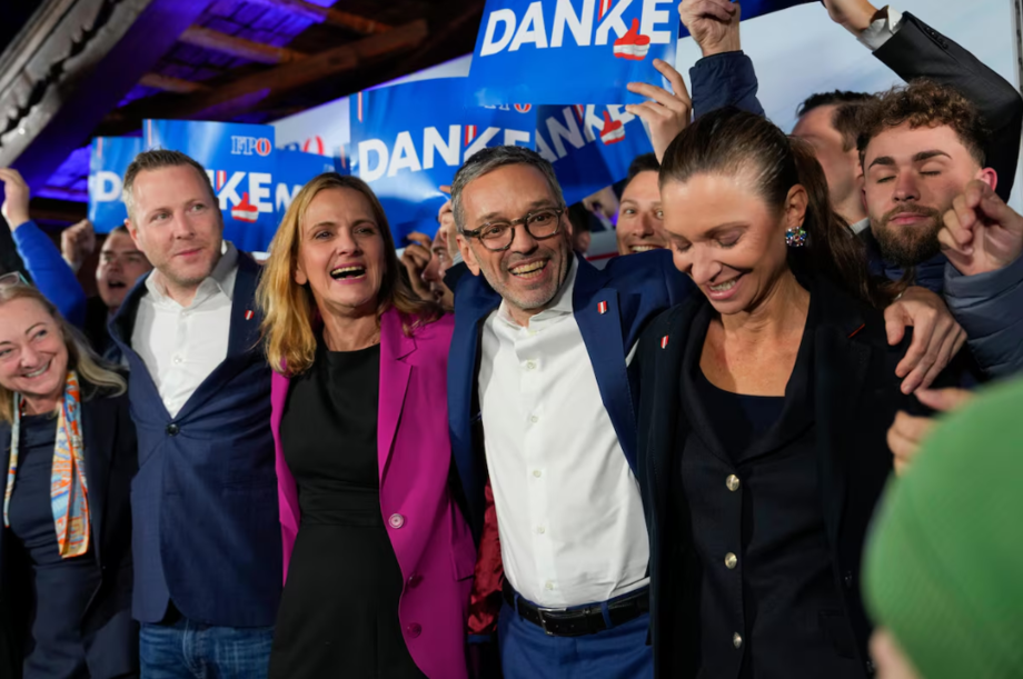 Herbert Kickl, líder do Partido da Liberdade (FPÖ), comemora com apoiadores, em Viena, após o fechamento das urnas na eleição nacional do país.