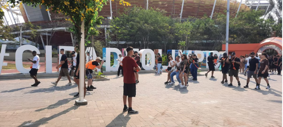 Na abertura dos portões do Rock in Rio nesta sexta-feira, 13, o primeiro ponto de parada foi o letreiro dos Jogos Olímpicos de 2016