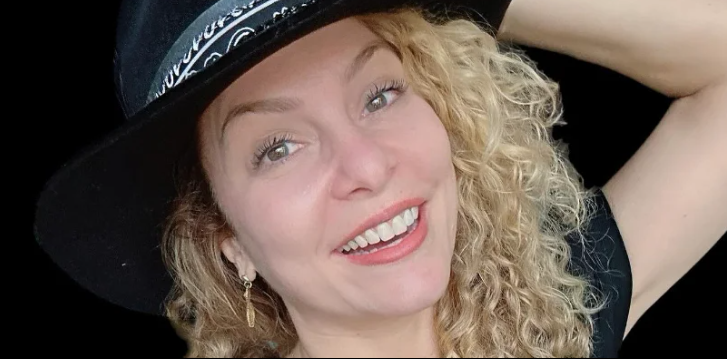 Ex-paquita, Bárbara Borges diz que chorou com série e critica Xuxa: 'Omissa e egocêntrica'
