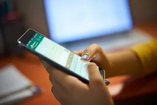 Usuário interage pelo WhatsApp, cenário comum em golpes de fraude eletrônica, onde criminosos se passam por funcionários de bancos para enganar vítimas e solicitar transferências bancárias.