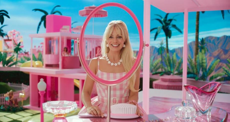 Margot Robbie como Barbie no filme de 2023, do qual também é produtora