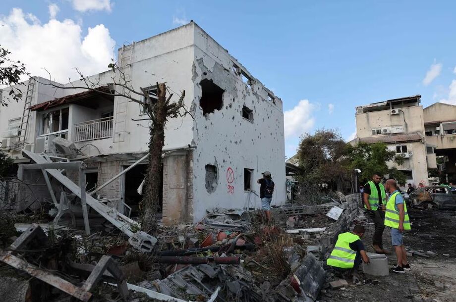 Serviços de emergência de trabalham no local de um dos ataques libaneses deste domingo no norte de Israel