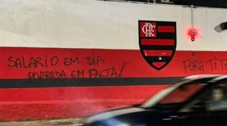 Torcida do Flamengo picha muros da Gávea pedindo 'Fora Tite' e ameaçando elenco com 'porrada'