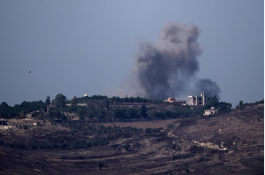 Decisão do Itamaraty ocorre depois que as tensões entre Israel e o Hezbollah se intensificaram nas últimas semanas. Na foto, fumaça sobe após um ataque israelense no sul do Líbano.