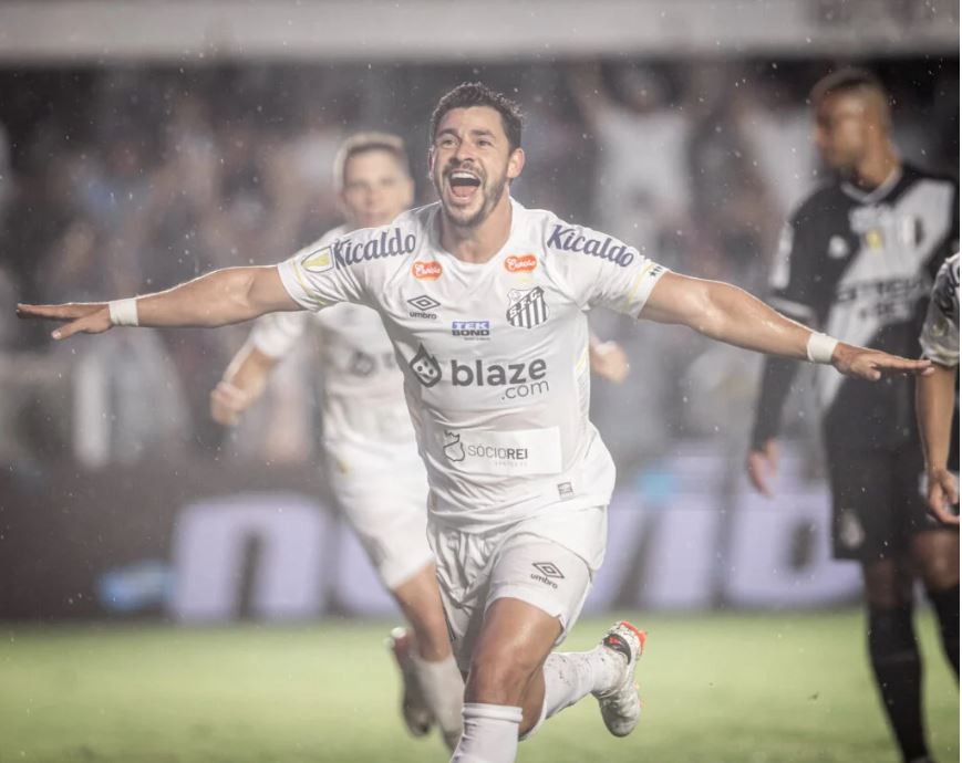 Giuliano celebra marca de 800 jogos e projeta Santos na liderança da Série B
