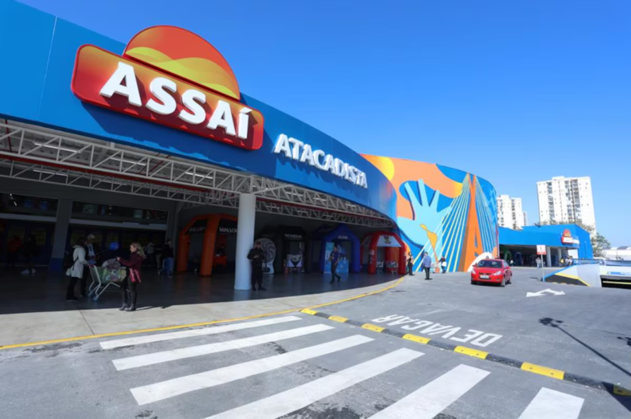 Assaí informou que recebeu na última sexta-feira, 27, um termo de arrolamento de ativos da Receita Federal do Brasil, envolvendo um montante de R$ 1,265 bilhão.
