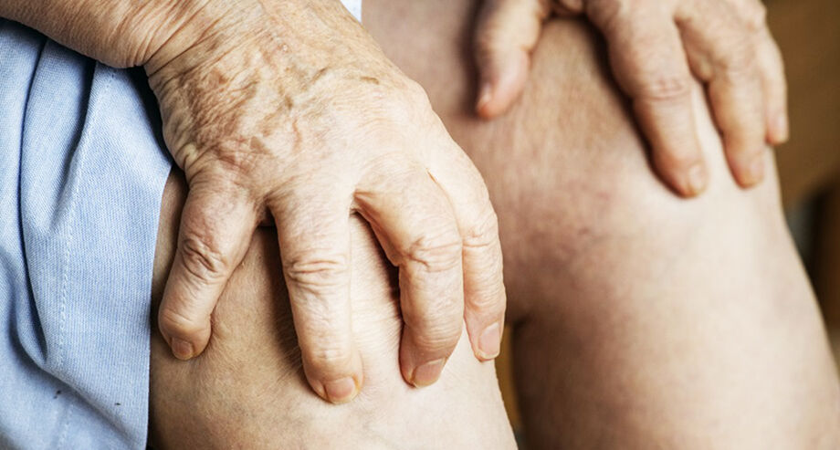 Idosa de 83 anos consegue medida protetiva após ser expulsa de casa pela neta e namorado em Corumbá; Justiça impede que agressores se aproximem da vítima.