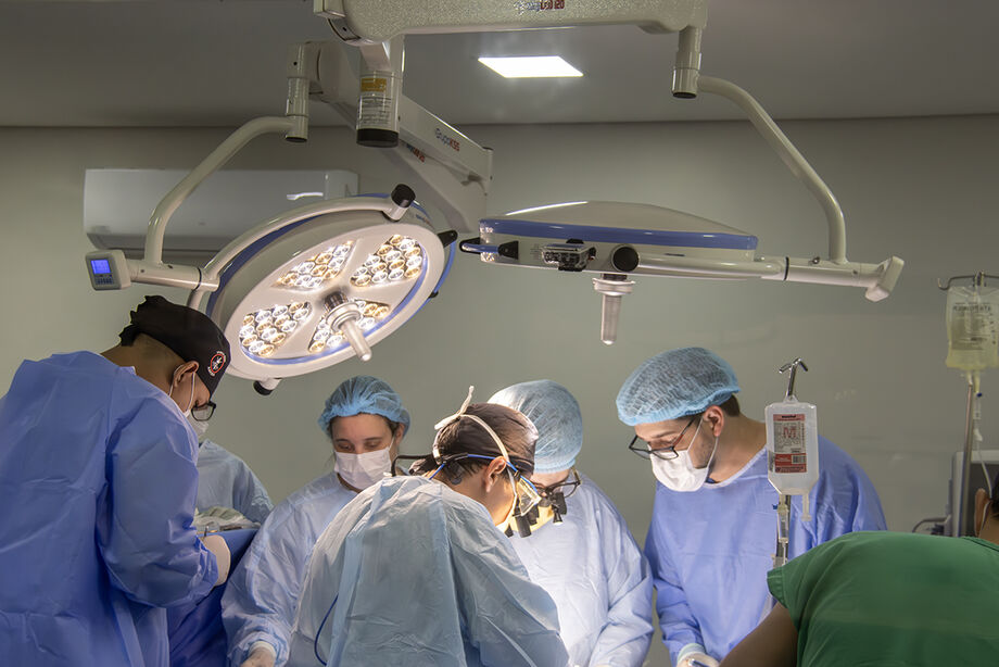 Cirurgia de transplante em andamento. A Fratello trabalha para aumentar a conscientização sobre a doação de órgãos e dar suporte a pacientes em Mato Grosso do Sul que aguardam por um transplante.