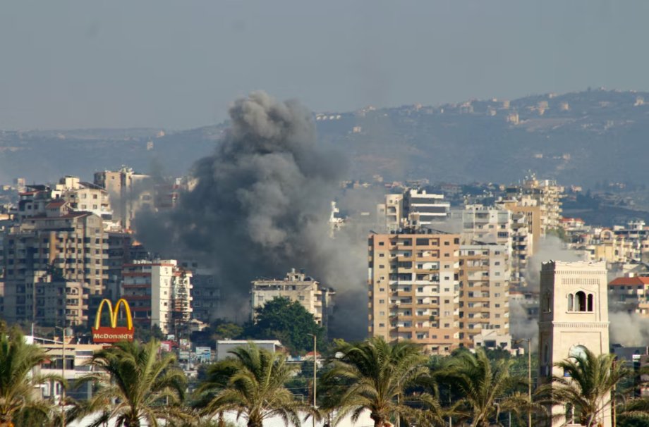 Fumaça sobe após ataque israelense na cidade de Tyre, Líbano. Desde outubro do ano passado, Israel tinha como alvo somente subúrbios da capital, além de outras regiões do Líbano.