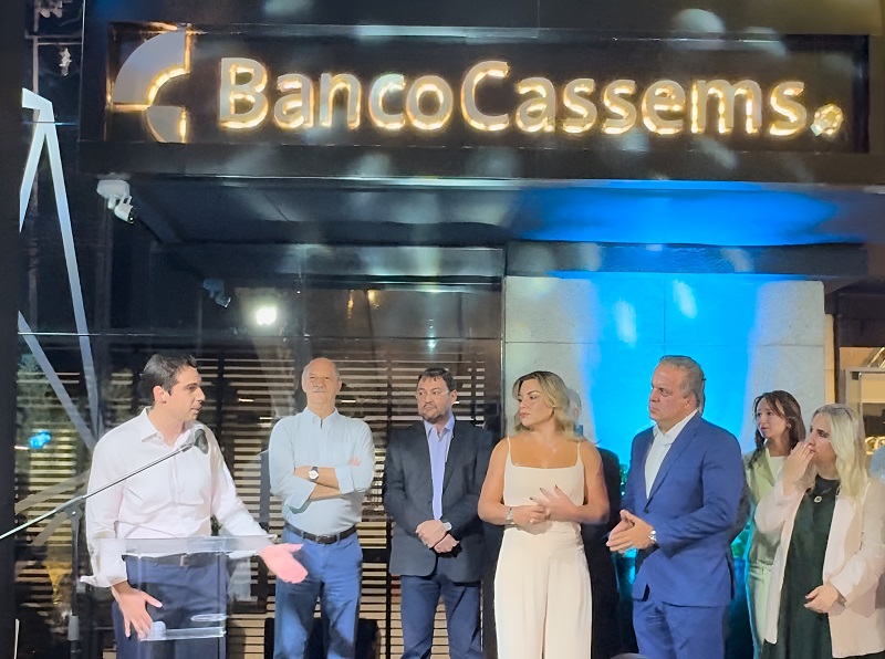 Rodrigo Perez, secretário de Estado de Governo e Gestão Estratégica, discursa na inauguração do Banco Cassems, ressaltando a importância do novo empreendimento para o desenvolvimento econômico e a sustentabilidade financeira da instituição.