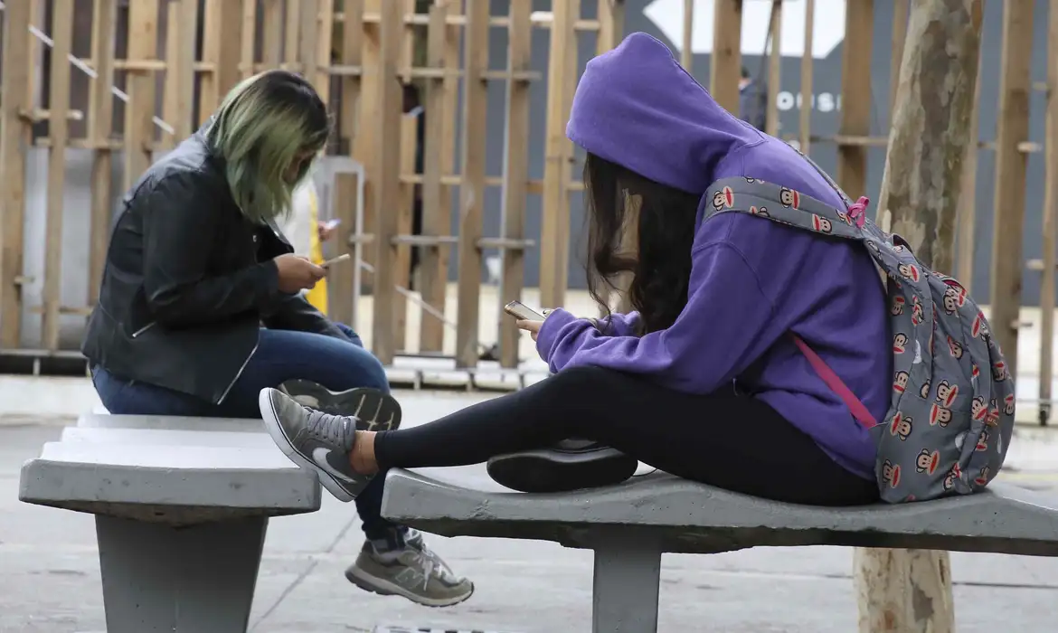Educadores elogiam possível restrição ao uso de celulares nas escolas.