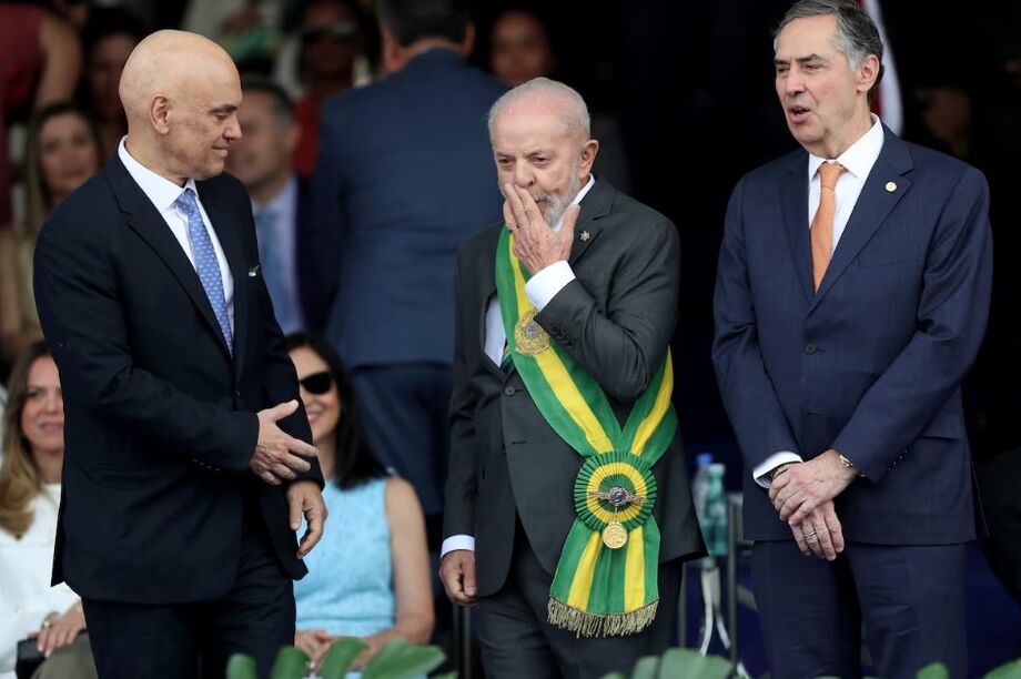O presidente Luiz Inácio Lula da Silva conversa com os ministros do STF, Alexandre de Moraes e Luis Roberto Barroso, durante desfile do 7 de Setembro