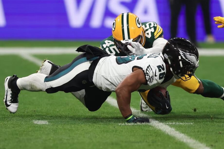 Saquon Barkley sofreu com escorregões no primeiro quarto da partida contra os Packers, na Neo Química Arena.