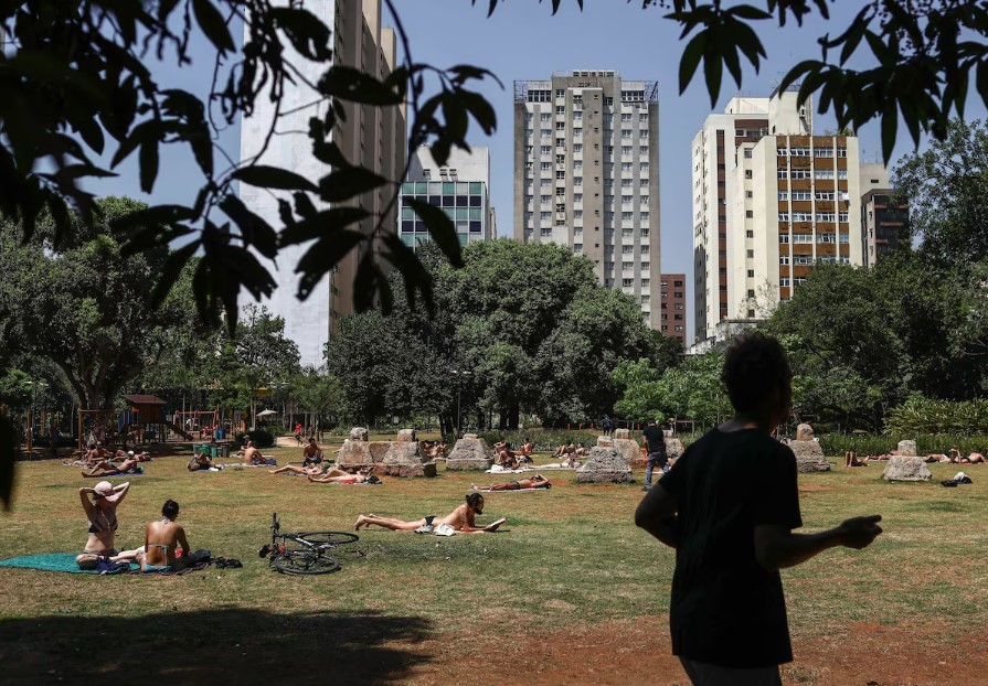 Movimentação no Parque Augusta, em São Paulo, em dia de forte calor.