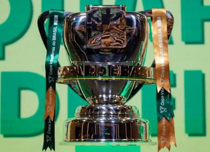 Troféu de campeão da Copa do Brasil. Torneio sofreu alterações no calendário
