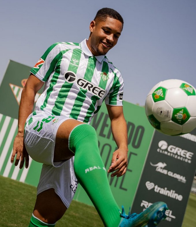 O jogador, que se emocionou na solenidade, exaltou a necessidade de mudança após passagem sem brilho no Barcelona