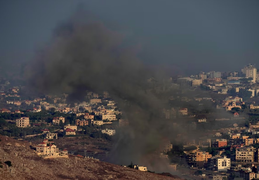 Fumaça resultante de ataque aéreo israelense no povoado de Kfar Rouman, visto de Marjayoun, no sul do Líbano