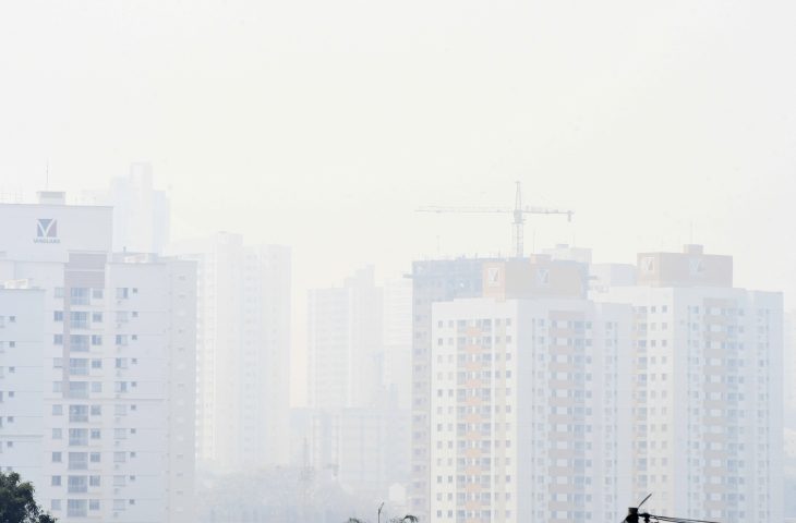 Altas temperaturas, tempo seco e fumaça: condições apresentam risco à saúde.
