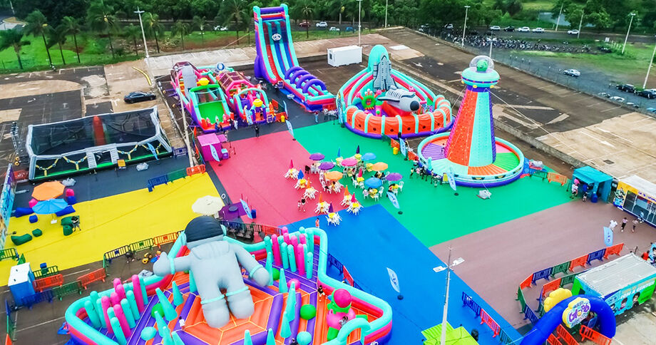 O maior parque inflável da América Latina, o Gloob Space Jump, está em Campo Grande e já recebeu mais de 2 mil visitantes. A atração, localizada no Shopping Campo Grande, oferece diversão temática espacial para crianças e adultos, com ingressos disponívei