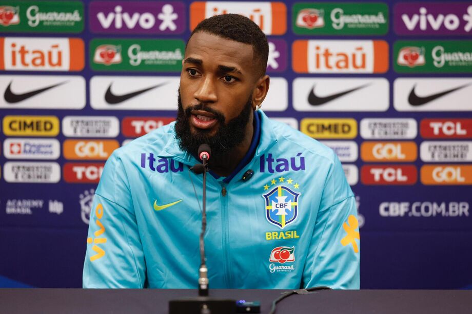 Gerson durante entrevista coletiva pela Seleção