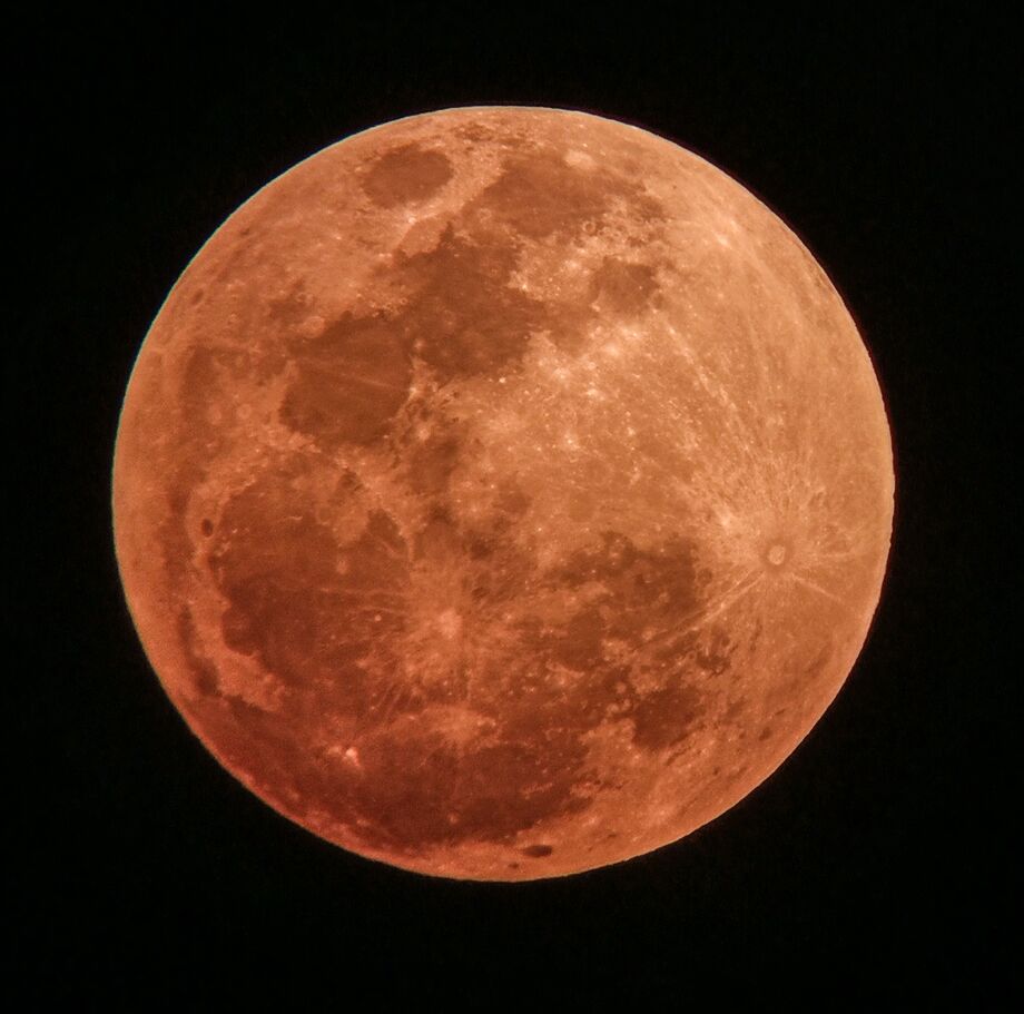 O eclipse lunar parcial pôde ser observado na noite desta terça-feira (17) em Campo Grande, coincidente com uma superlua.