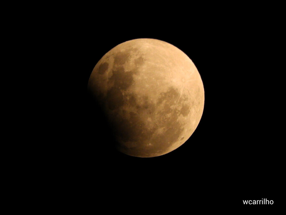 Fotógrafo Wilmar Carrilho, de Campo Grande, registra eclipse lunar e compartilha a emoção de acompanhar fenômenos naturais. É um encantamento, afirma