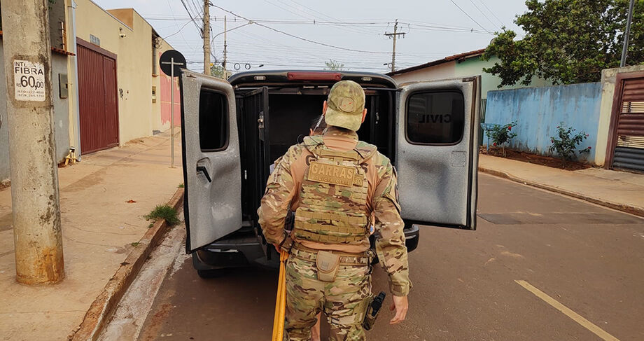 A Polícia Civil prendeu membros de uma organização criminosa que aplicou golpes de mais de R$ 100 mil em Fátima do Sul e outros estados, durante a Operação Pneu Furado.