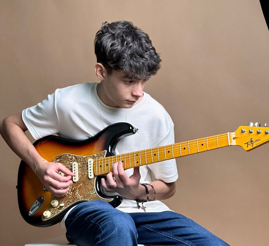 Felipe Radeke Lobo, de 14 anos, despertou o seu lado artístico aos 6 anos e agora vai gravar a primeira música profissional.