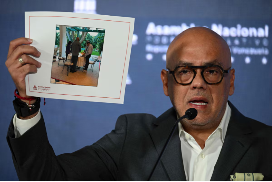 Jorge Rodríguez mostrou fotografias do momento da assinatura do documento na residência do embaixador da Espanha. Opositor diz que foi coagido.