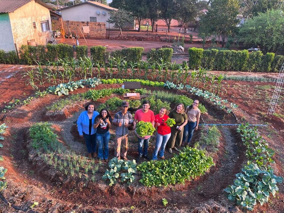 Na horta mandala de Anhanduí, estudantes aprendem na prática sobre agroecologia e cultivo sustentável, integrando ciência e comunidade.