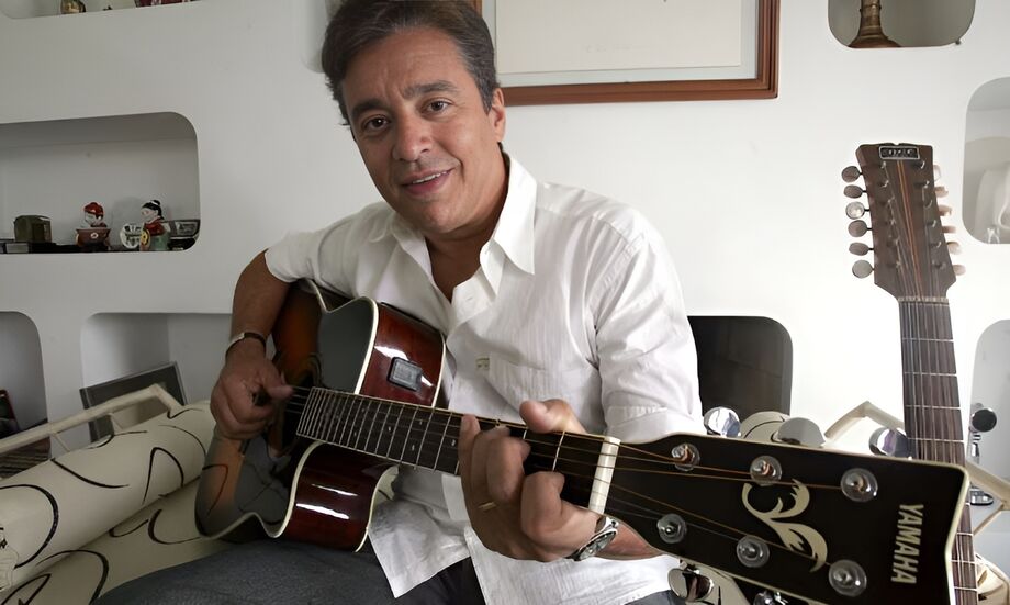 Cantor Nahim em sua casa , ele era um dos campeões do programa 'Qual e a Musica' na década de 1980