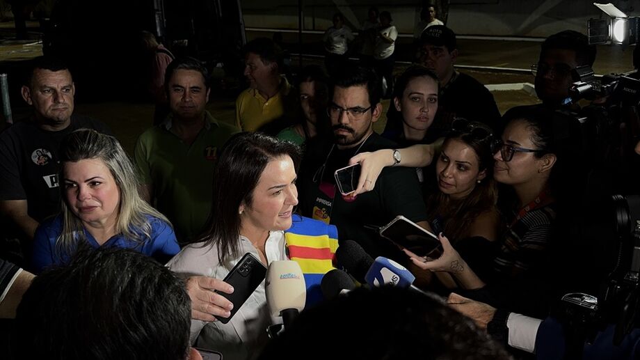 Adriane Lopes e sua vice, Camila Nascimento, após confirmação da liderança no primeiro turno