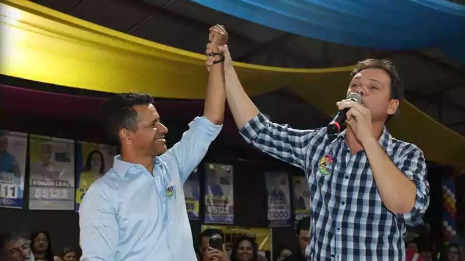 Prefeito Maycol Queiroz (xadrez) ao lado do vice Barbosinha