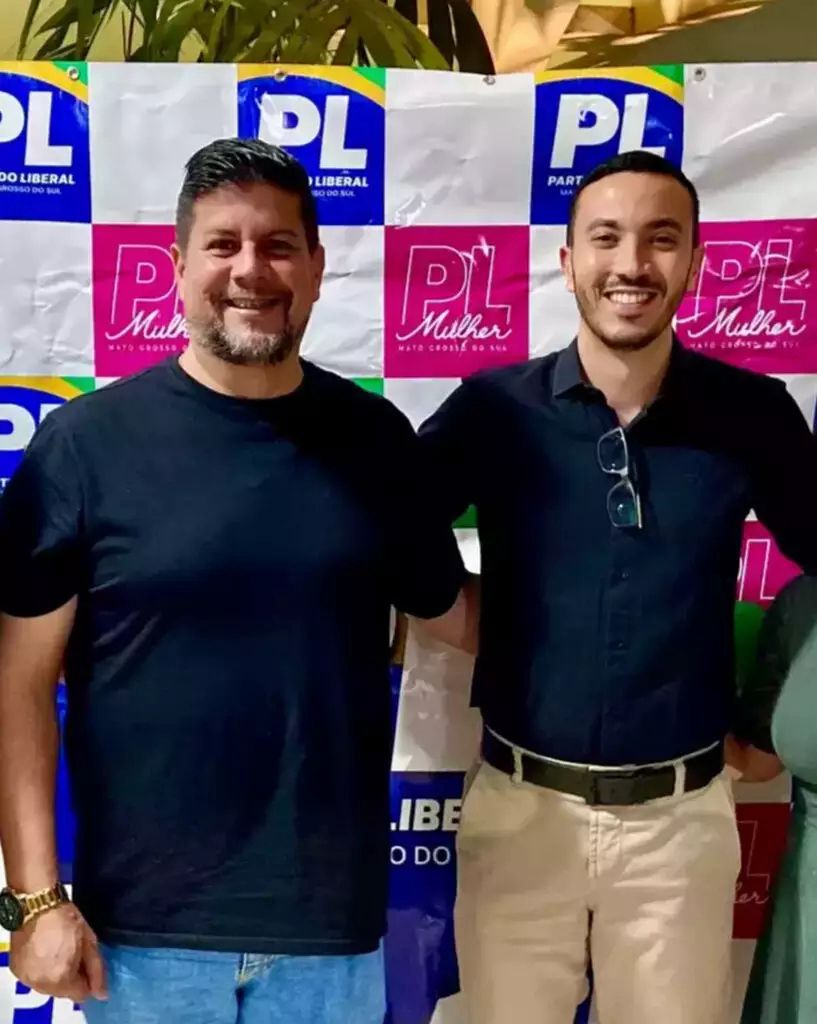 Prefeito eleito Delegado Murilo (direita) ao lado do vice Edy da Borracharia