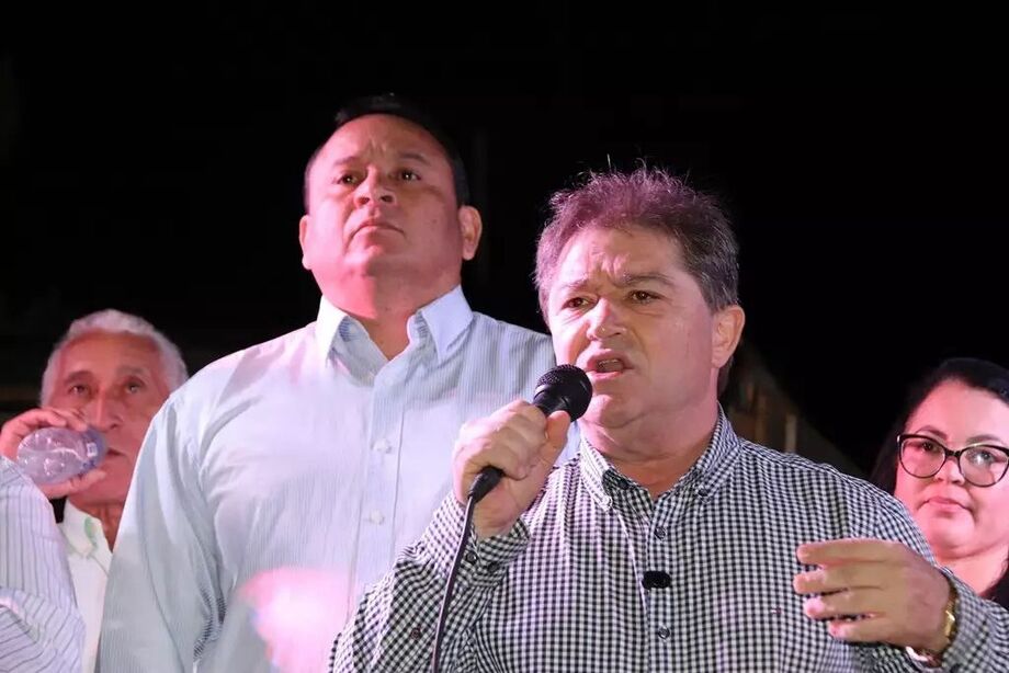 Prefeito Edilson Magro discursando juntamente com seu vice Flávio Dias