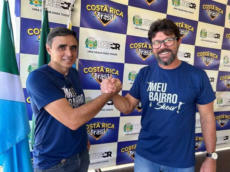 Prefeito reeleito Delegado Cleverson (direita) ao lado do vice Roni Cota