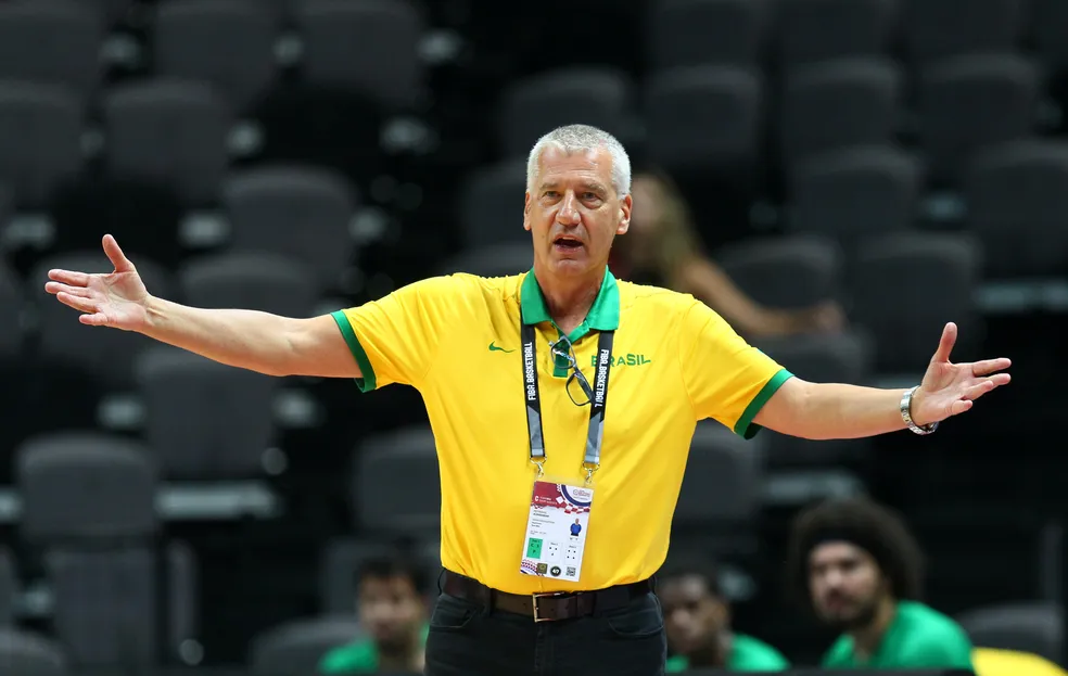 O técnico da seleção brasileira de basketball, Aleksandar Petrovic