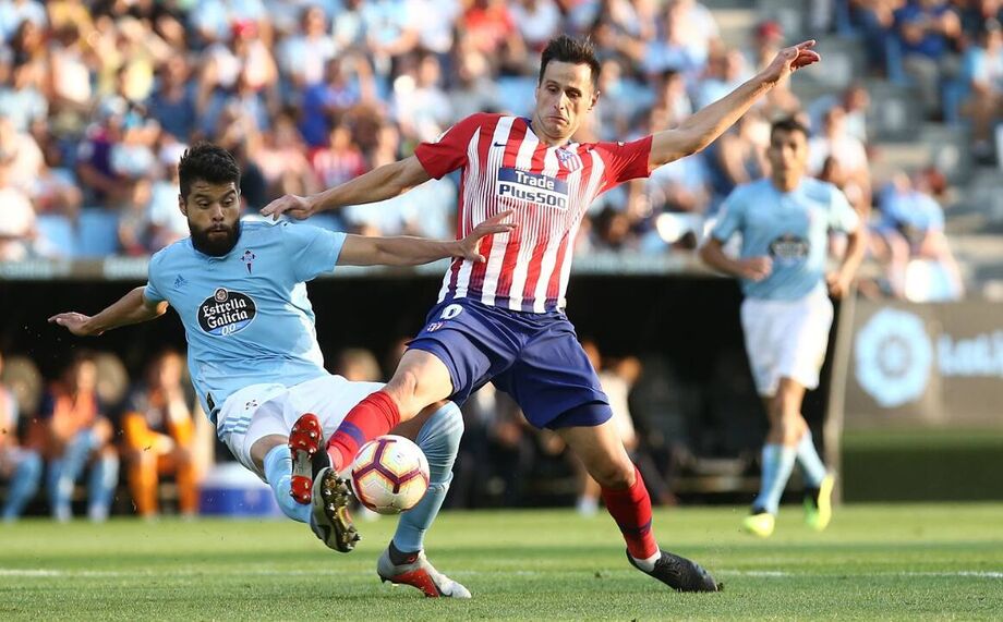Torcida do Atlético de Madrid acompanha partida da equipe pelo Campeonato Espanhol.