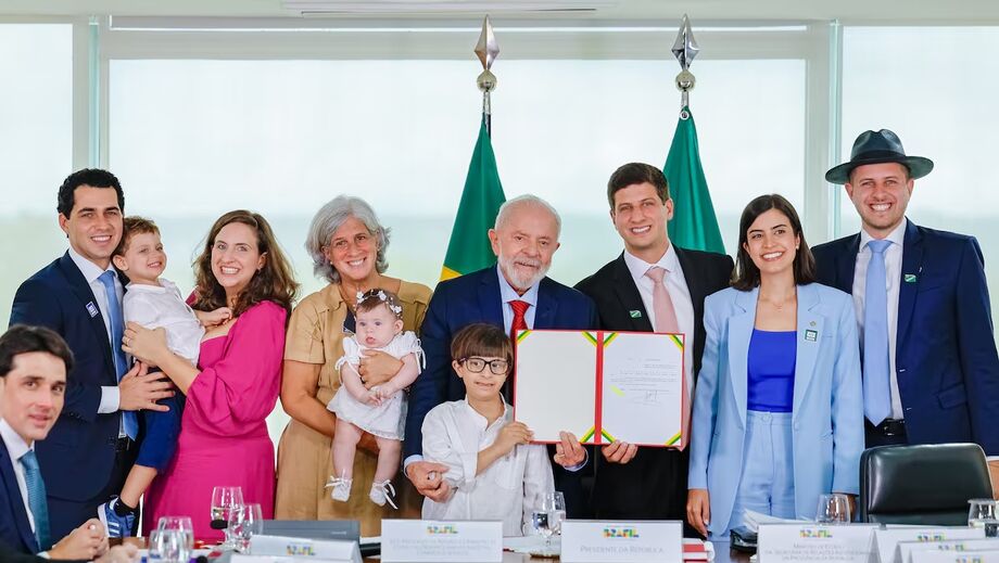 Lula com a família Campos (e Tabata Amaral, namorada de João Campos) na sanção do projeto que inclui Eduardo Campos no Livro dos Heróis da Pátria