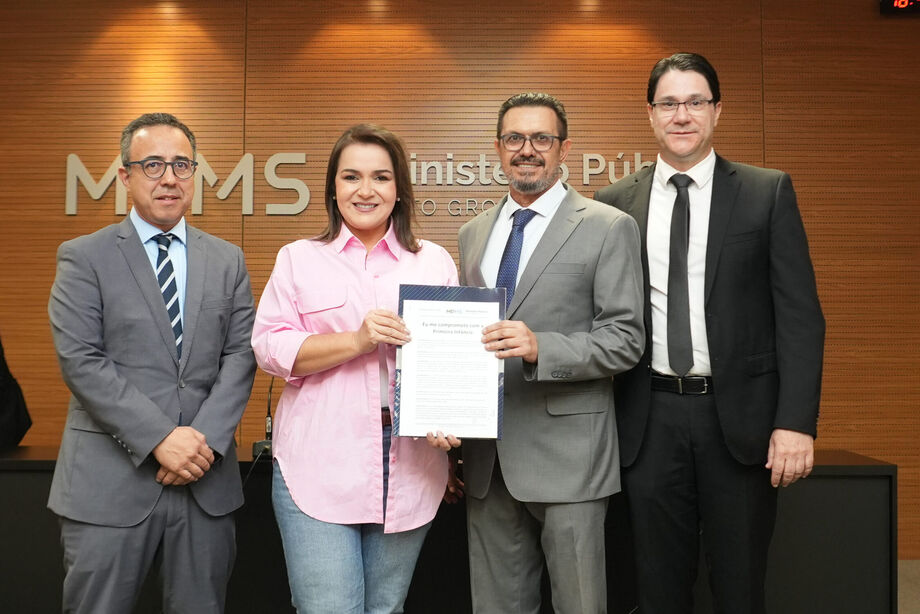 Adriane Lopes assina compromisso com a primeira infância e promete zerar filas nas EMEIs, reforçando políticas públicas para crianças de 0 a 6 anos.