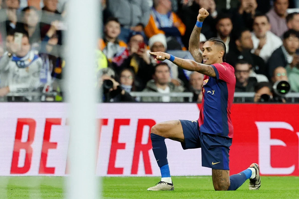 Raphinha faz golaço, Barcelona goleia Real Madrid no Bernabéu e se isola na ponta do Espanhol