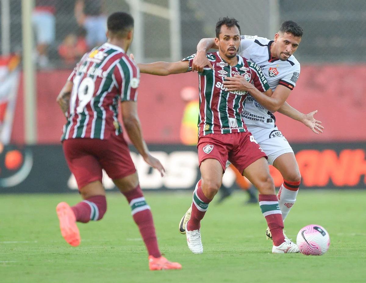 Fluminense sofre gol nos acréscimos e é superado pelo Vitória no Campeonato Brasileiro