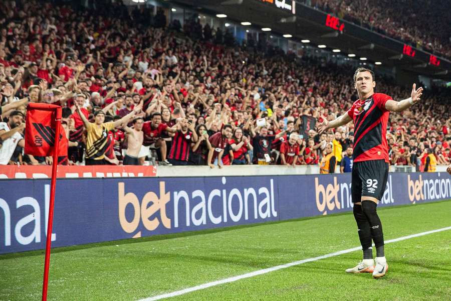 Athletico vence o Cruzeiro em jogo com a expulsão mais rápida da história