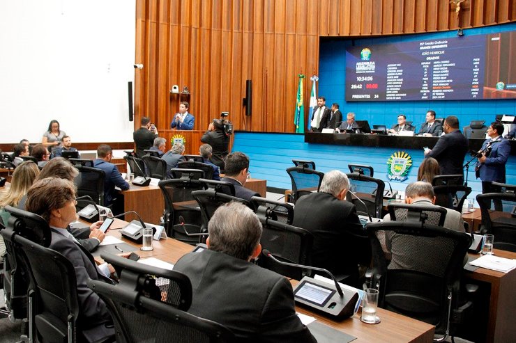 Sessão ordinária é realizada no plenário a partir das 9h e é aberta à imprensa e à participação de toda sociedade